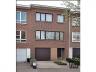 Rustig gelegen tweegevelwoning met drie slaapkamers en garage. Gelijkvloers : inkomhall, berging, ke